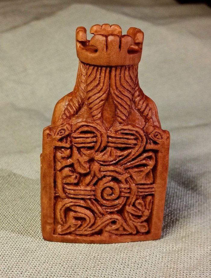 Резьба объемной деревянной шахматной фигуры из древесины груши